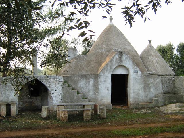 Vendita Rustici - Case di campagna - Baite - stalle e fienili - Trulli - Nuraghi a LATIANO 