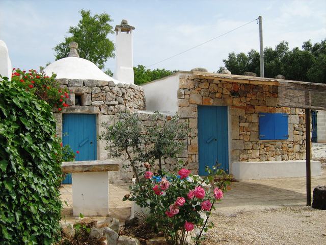 Affittasi Rustici - Case di campagna - Baite - stalle e fienili - Trulli - Nuraghi a OSTUNI 