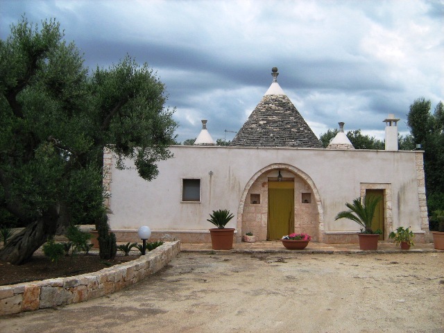 Affittasi Rustici - Case di campagna - Baite - stalle e fienili - Trulli - Nuraghi a SAN MICHELE SALENTINO 