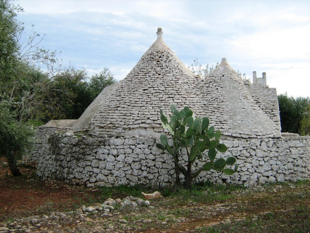 Vendita Rustici - Case di campagna - Baite - stalle e fienili - Trulli - Nuraghi a OSTUNI 