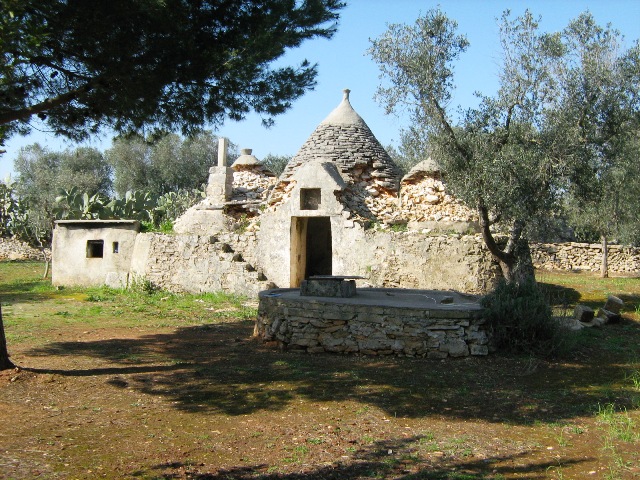 Vendita Rustici - Case di campagna - Baite - stalle e fienili - Trulli - Nuraghi a LATIANO 