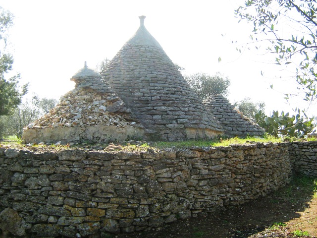 Vendita Rustici - Case di campagna - Baite - stalle e fienili - Trulli - Nuraghi a LATIANO 