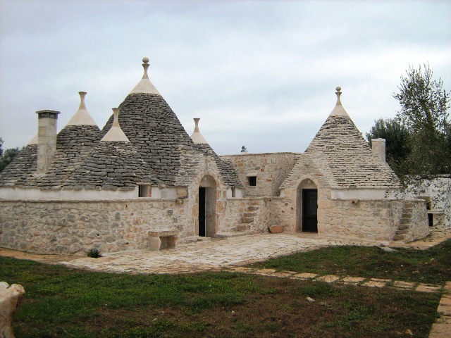 Affittasi Rustici - Case di campagna - Baite - stalle e fienili - Trulli - Nuraghi a FRANCAVILLA FONTANA 