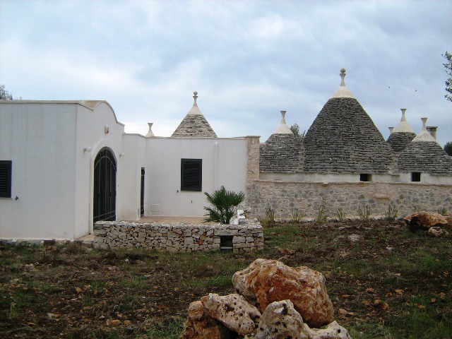 Affittasi Rustici - Case di campagna - Baite - stalle e fienili - Trulli - Nuraghi a FRANCAVILLA FONTANA 